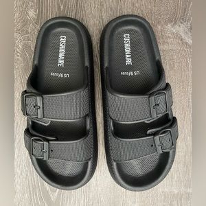CUSHIONAIRE Womens black foam cloud slides / sandals - size 9/39